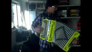 Ricardo ferreira a esprementar uma concertina recanati.