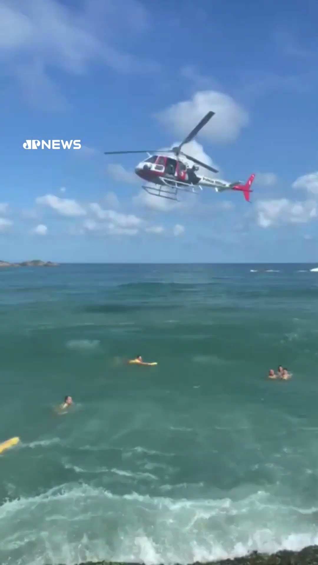 Helicóptero Águia auxilia resgate de banhista em Ubatuba #shorts