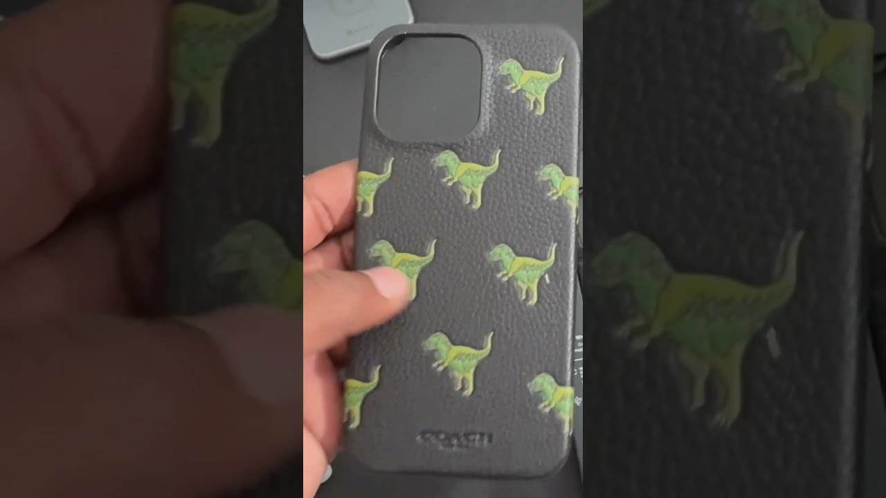 【COACH】セール☆15シリーズ☆iphone Case With Rexy レキシー Coach Leather Slim Wrap Signature Repeat Rexy - iPhone 15 Pro