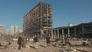 Ukraine: les services de secours dans les ruines du centre commercial bombardé | AFP Images