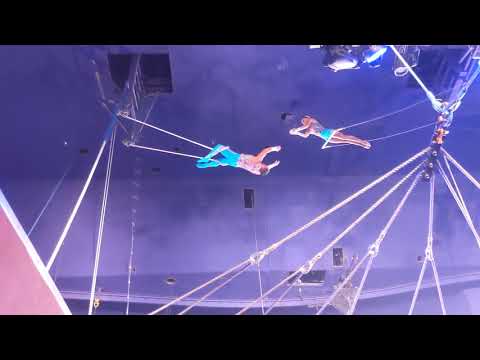 4 people going flying in the show it was so crazy Trapeze show Circus Circus full show.