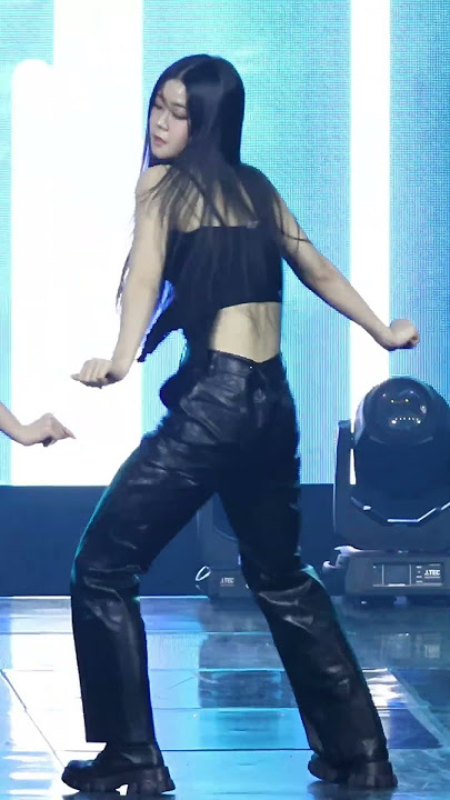 Download lagu VIVIZ #MANIAC backup dancer looks like an idol