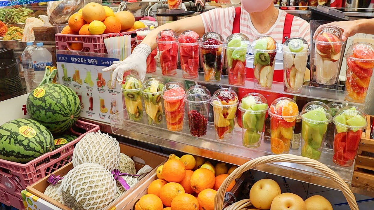 12가지 신선한 과일 즉석에서 갈아주는 광장시장 생과일주스 Fresh juice / Korean street food - YouTube