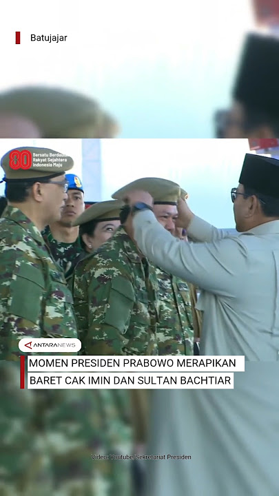 Sebelum memulai upacara, Presiden Prabowo merapikan baret Cak Imin dan Sultan Bachtiar