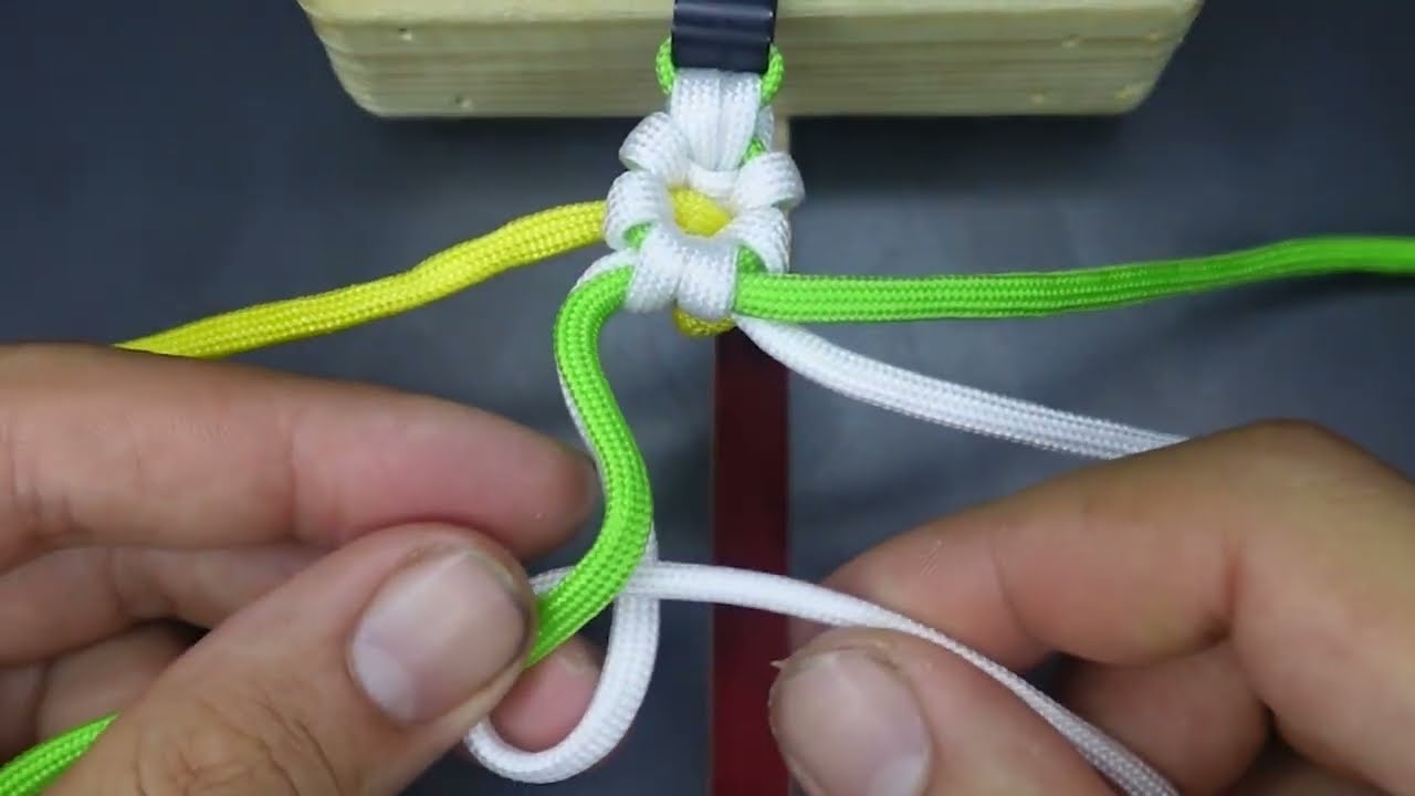 A Daisy Paracord Bracelet - #diy