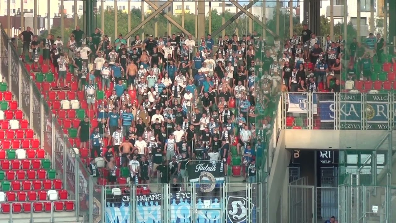 KIBICE ZAGŁĘBIA I HUTNIKA "POZDRAWIAJĄ" WISŁĘ KRAKÓW 