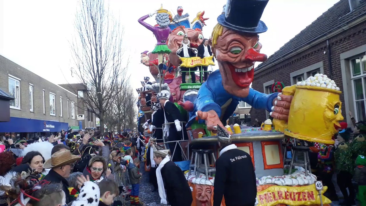 De pïelreuzen in de optocht Venray 2018