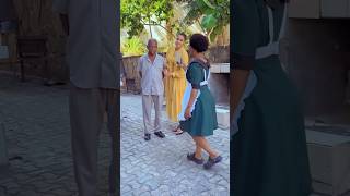 Naila akimzingua Professor Bill kwenye Jua Kali wakiwa location