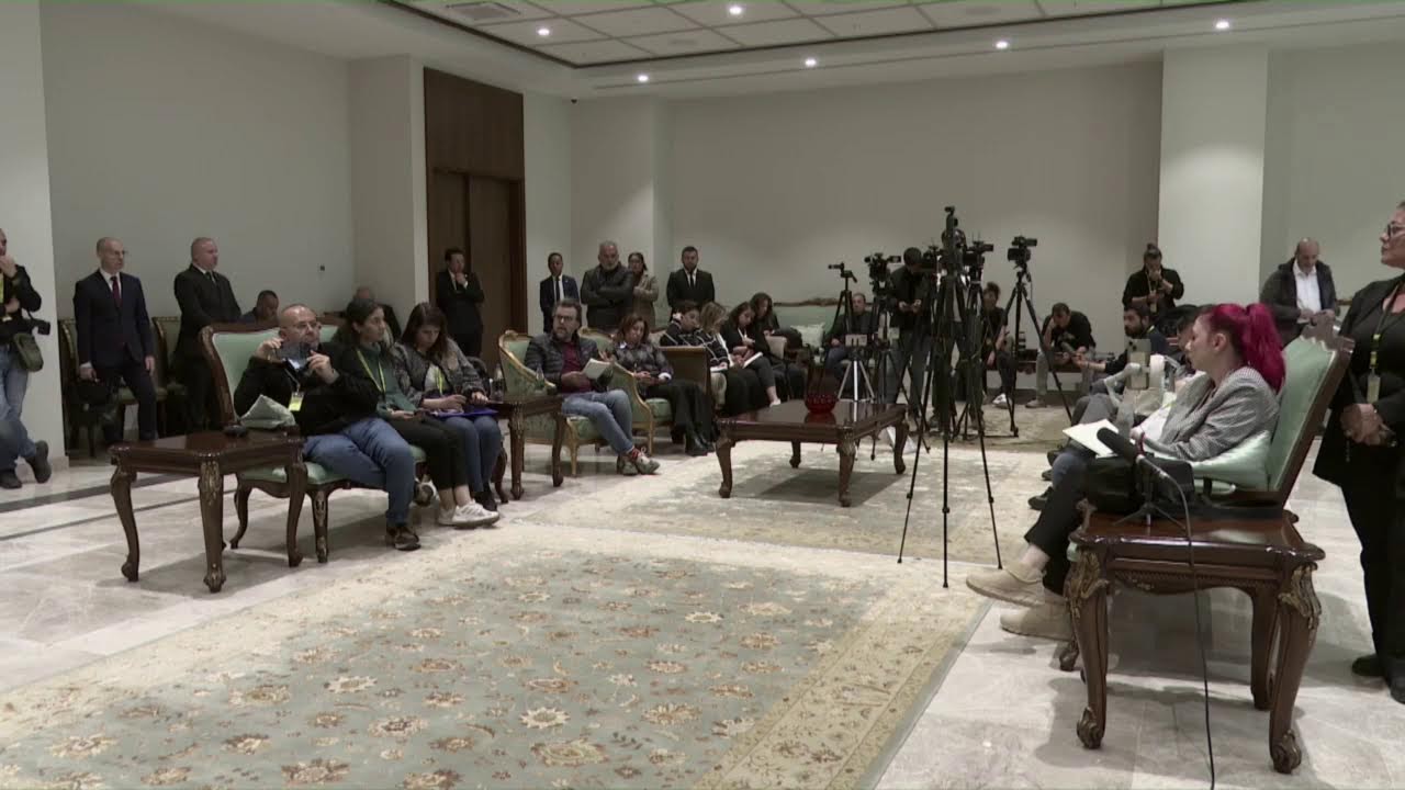 Cumhurbaşkanı Erhürman, Rum Lider Hristodulidis ile görüşmesi sonrasında basın toplantısı düzenliyor