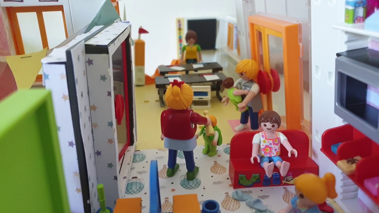 Chloé en français présente une histoire Playmobil : une matinée à la garderie 👌✌