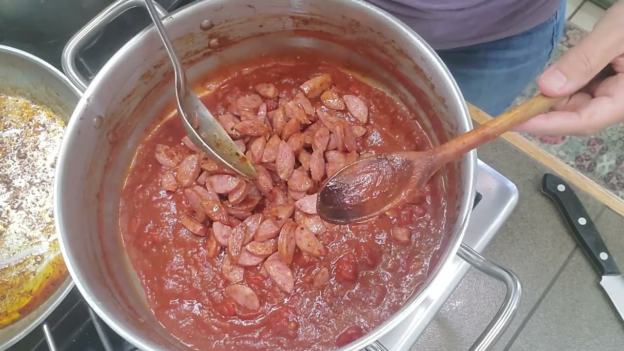 Запеканка из колбасок с пармезаном — восхитительное блюдо, приготовленное в одной кастрюле.