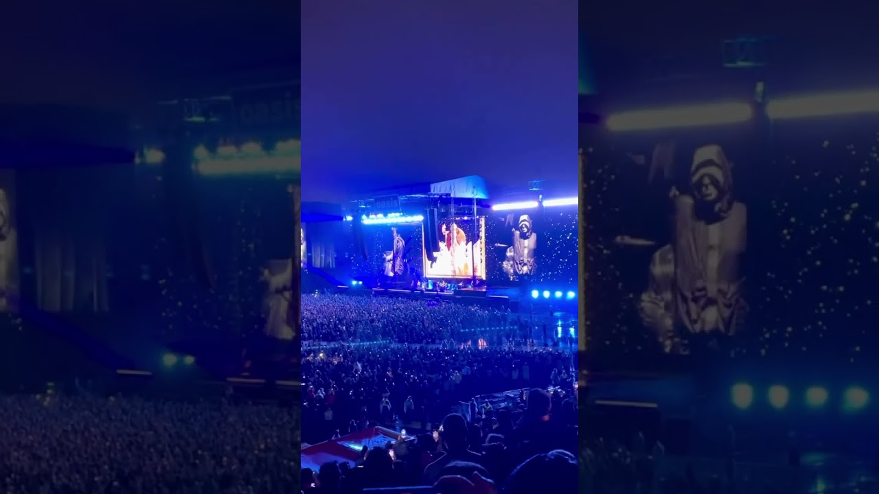 Toronto sings Wonderwall in the rain