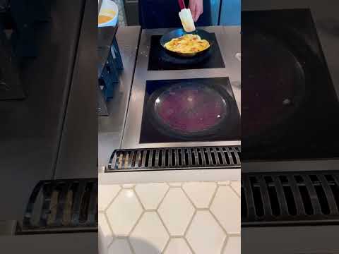 بيض مقلي بالخضار لذيذ