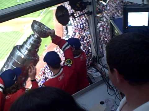 Blackhawks at Wrigley: 7th-inning stretch 6/13/10