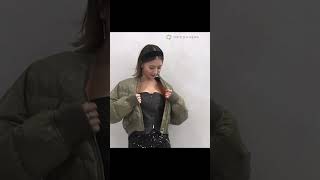 黒のキラキラミニスカートでクールにポーズするみちょぱ　#shorts