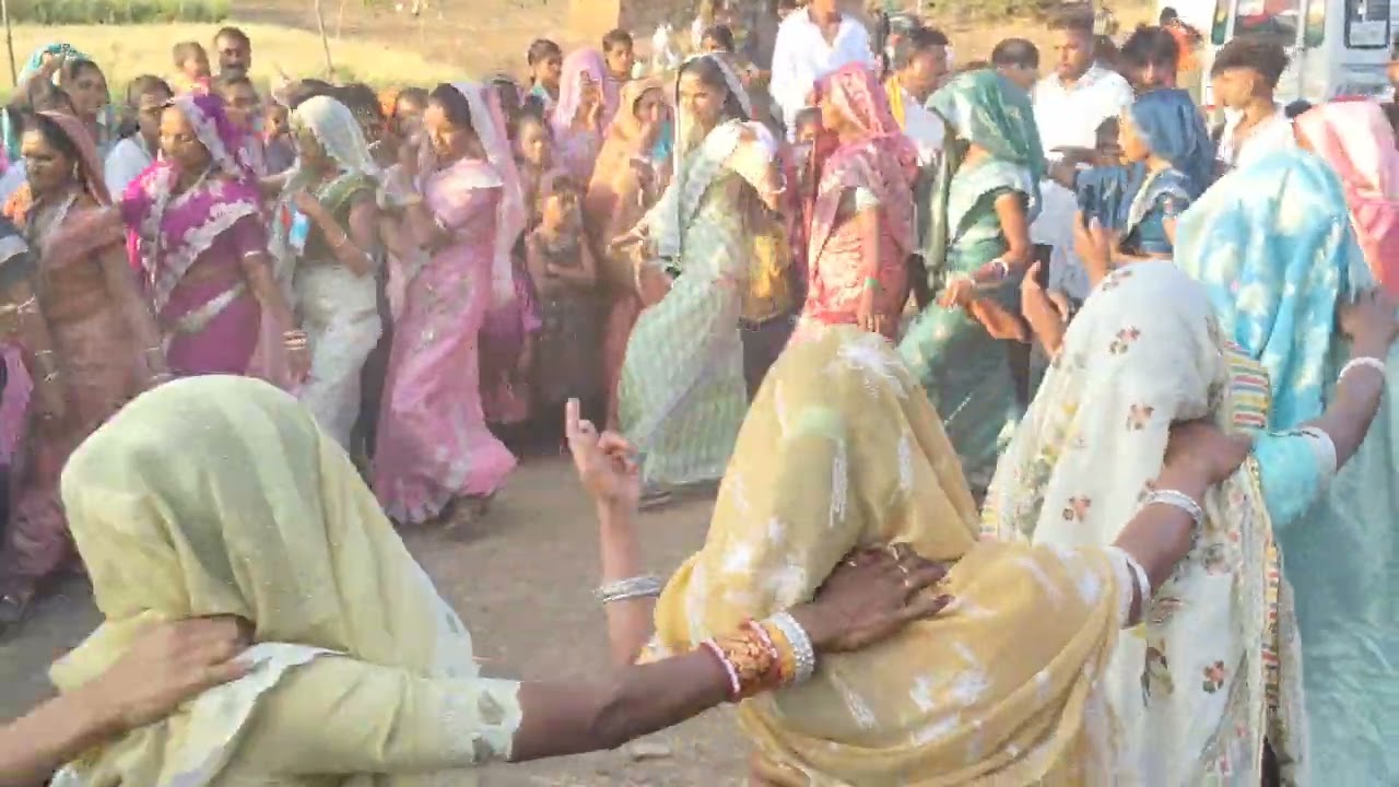 आदिवासी बारात में नाचने कूदने में हमारा रीतिरिवाज