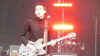 Miles Kane - Give Up (interlude) / Relax (Don&#39;t Do It) [Live at Bruis, Maastricht - 08-09-2013]