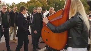Том Круз и жительница Херсона. Игра на бандуре саундтрека фильма Том Круз и жительница Херсона. Игра на бандуре саундтрека фильма