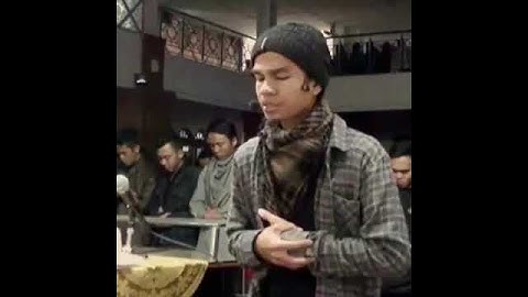 رجل صيني يقرأ القرآن الكريم