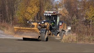 Cat 140M - Grading gravel roads