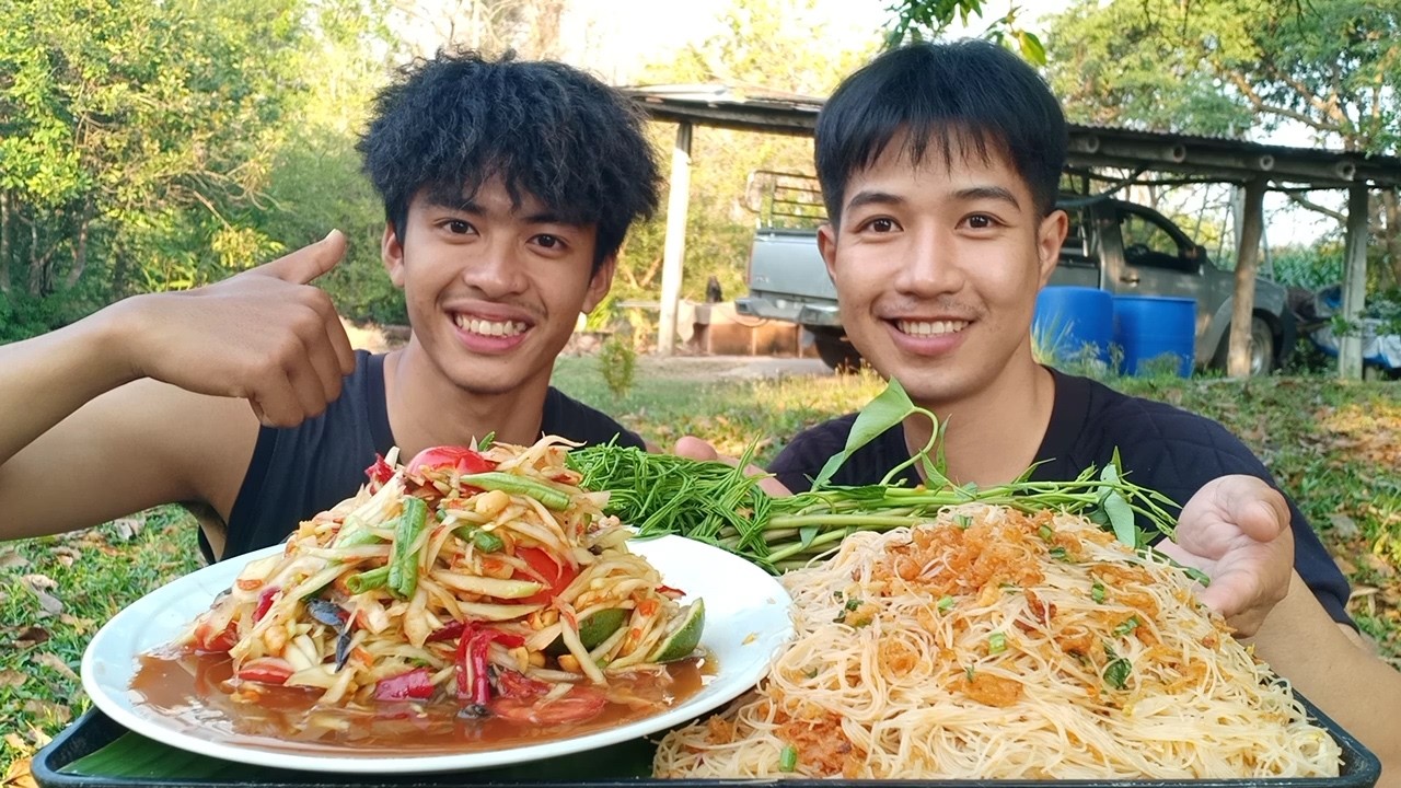 ส้มตำรสเด็ดเผ็ดสุดๆ กับหมี่ขยุ้มมากินด้วยกันครับแซ่บมาก.