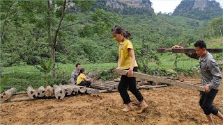 Phuong Vy actively worked with her uncle to bring the wood back to prepare for the new house