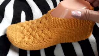 Cipici tricotati si sosete tricotate cu andrele circulare .