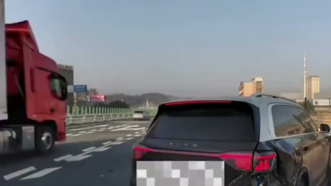 遥遥领先！湖北两台华为问界M9均开启智驾行驶，前车突然变道，后车未能及时制动避让，两车相撞，车辆受损严重... #华为 #问界 #智驾