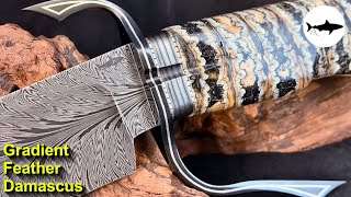 Forjando uma faca Bowie de aço damasco com efeito degradê.