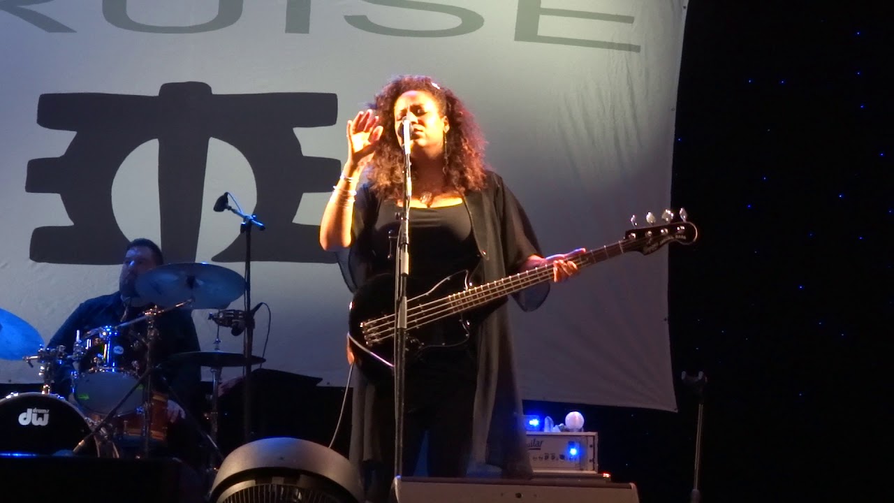 Dwight & Nicole - "Hallelujah" (Leonard Cohen Cover) - Melissa Etheridge Cruise