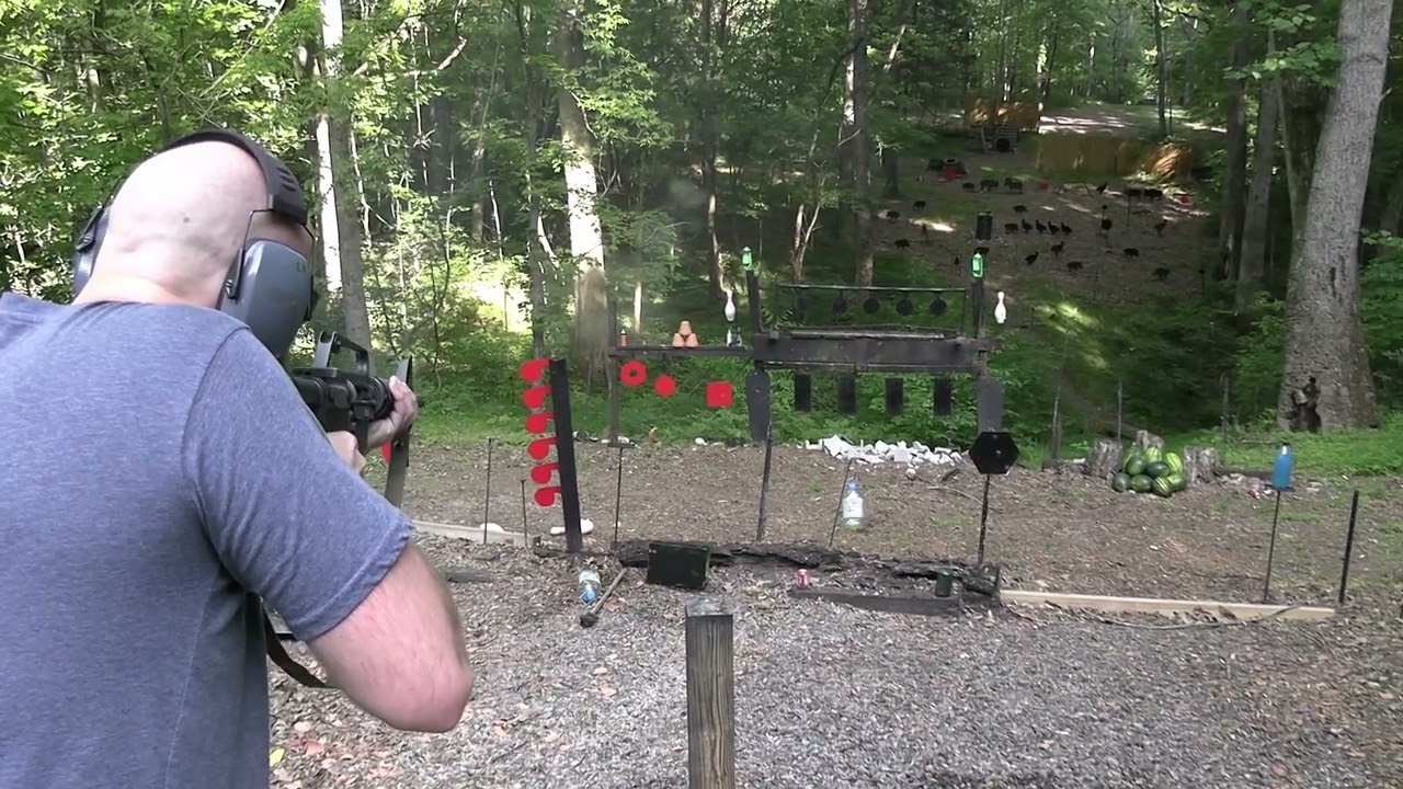 Джон Хикок стреляет в Кольт Коммандос