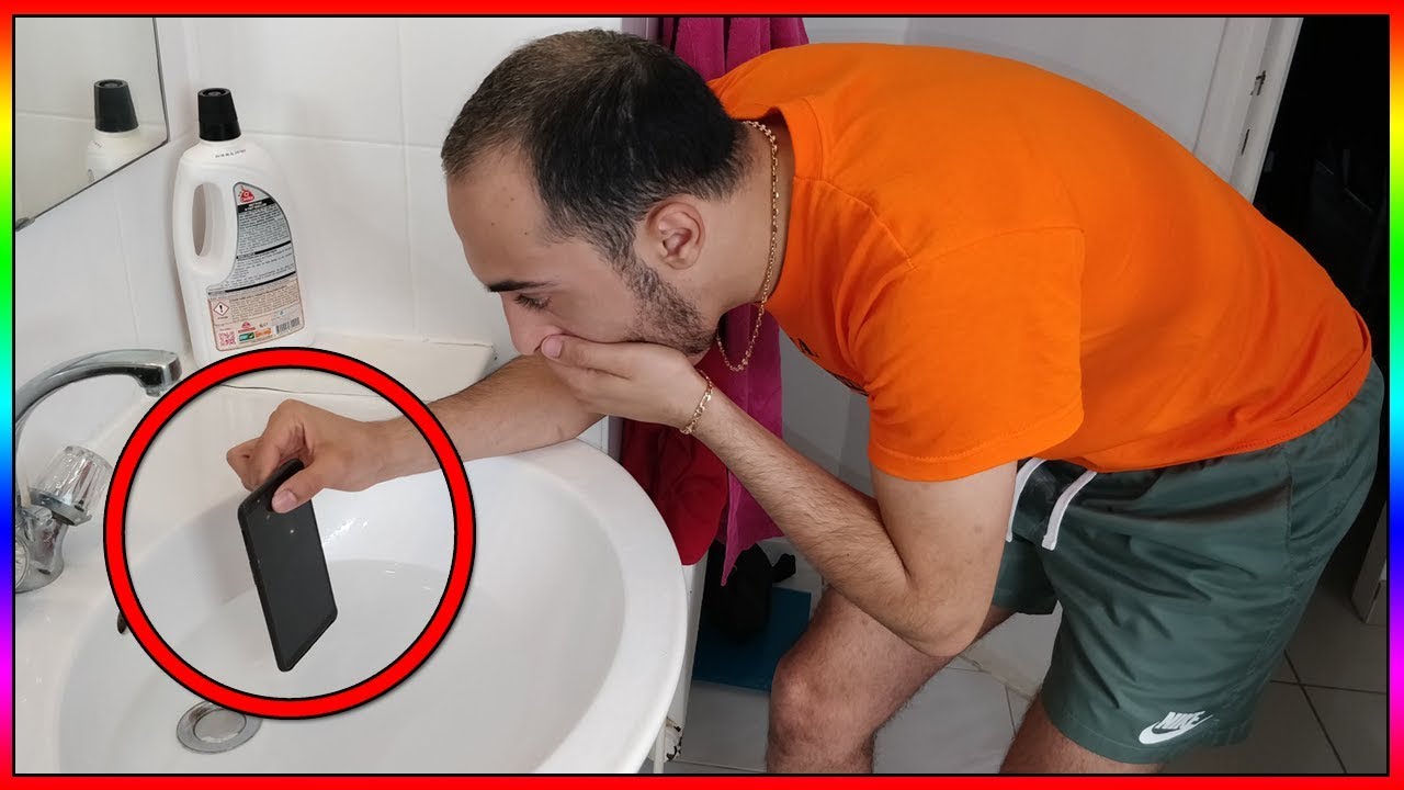 LE PERDANT DOIT METTRE SON IPHONE A L'EAU AVEC LIA - YouTube