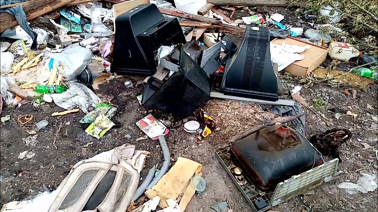 Вещи с помойки. Свалка мебели. Выброшенные вещи. Игрушки на помойке. Свалка радиодеталей.