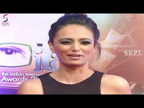 roshni-chopra-looks-delightful-in-black-dress-at-itaawards!!