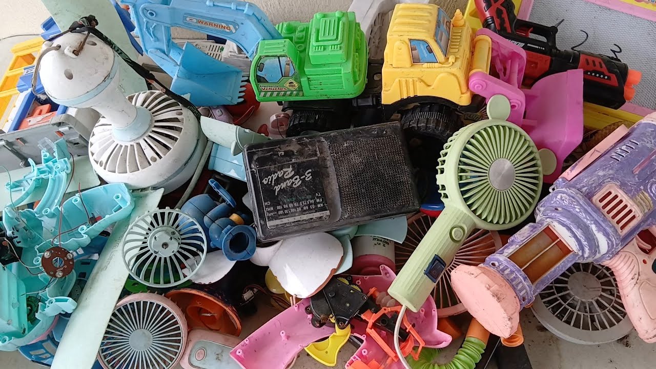 Explore a pile of mini fans and old toys | Find a broken radio and mini ceiling fan and more