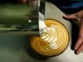 Latte art rosetta au ralenti  torrfacteurs revel