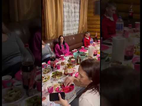 Видео: Беспечный ангел в кругу 15 девушек