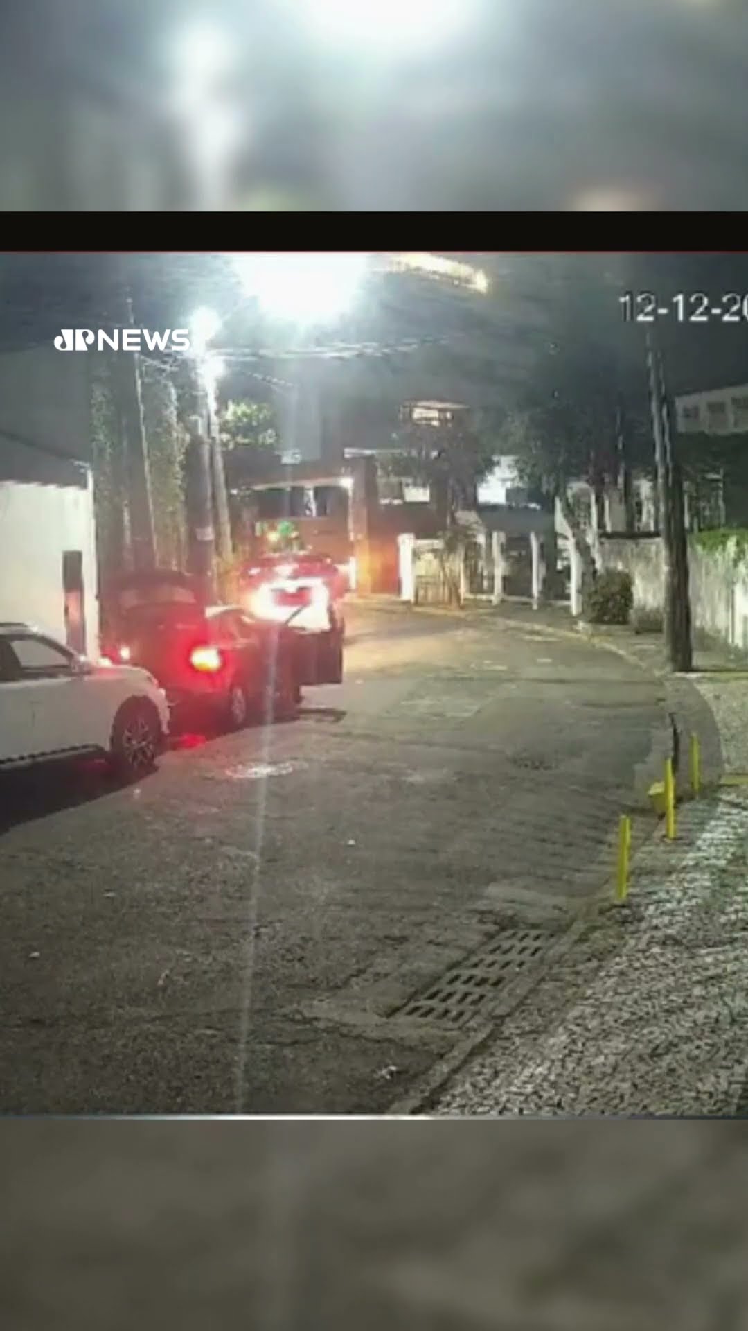 Câmeras de segurança flagram roubo de carro em bairro nobre de Salvador #shorts
