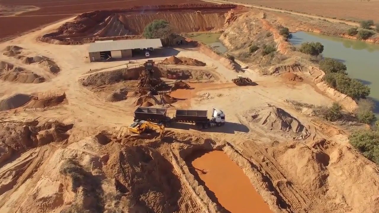 Добыча песка в карьере Реклама - YouTube