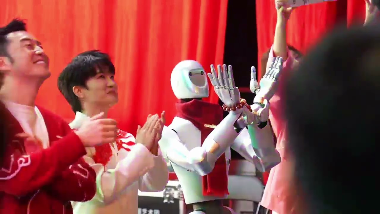 导演:“没想到深深表演也这么强，高清侧机位 周深侧颜真的很神，而且不到他唱歌的时候也会认真的搞气氛，做足反应镜头，真的是又敬业又会唱”