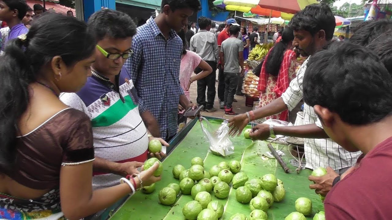 Street Food India Kolkata | People Eating Healthy Fruit Guava (Pyara) | Best Selling Fruit in India | Indian Food Loves You