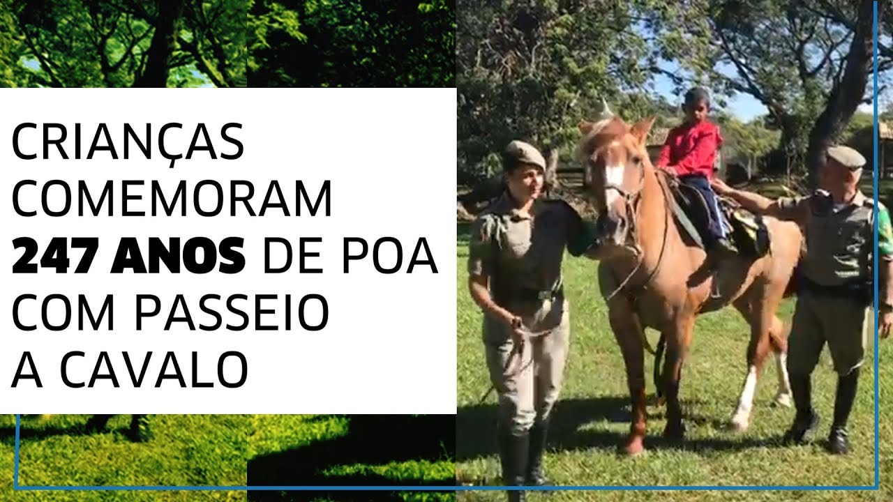 Crianças interagem com os animais do 4º Regimento de Polícia Montada cavalos de raça