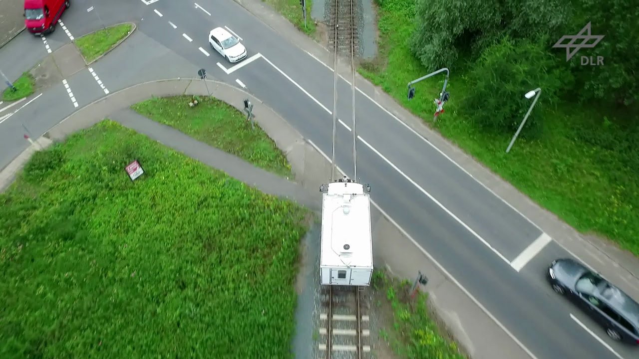 DLR prüft neues Licht an Bahnübergängen - AUTO BILD