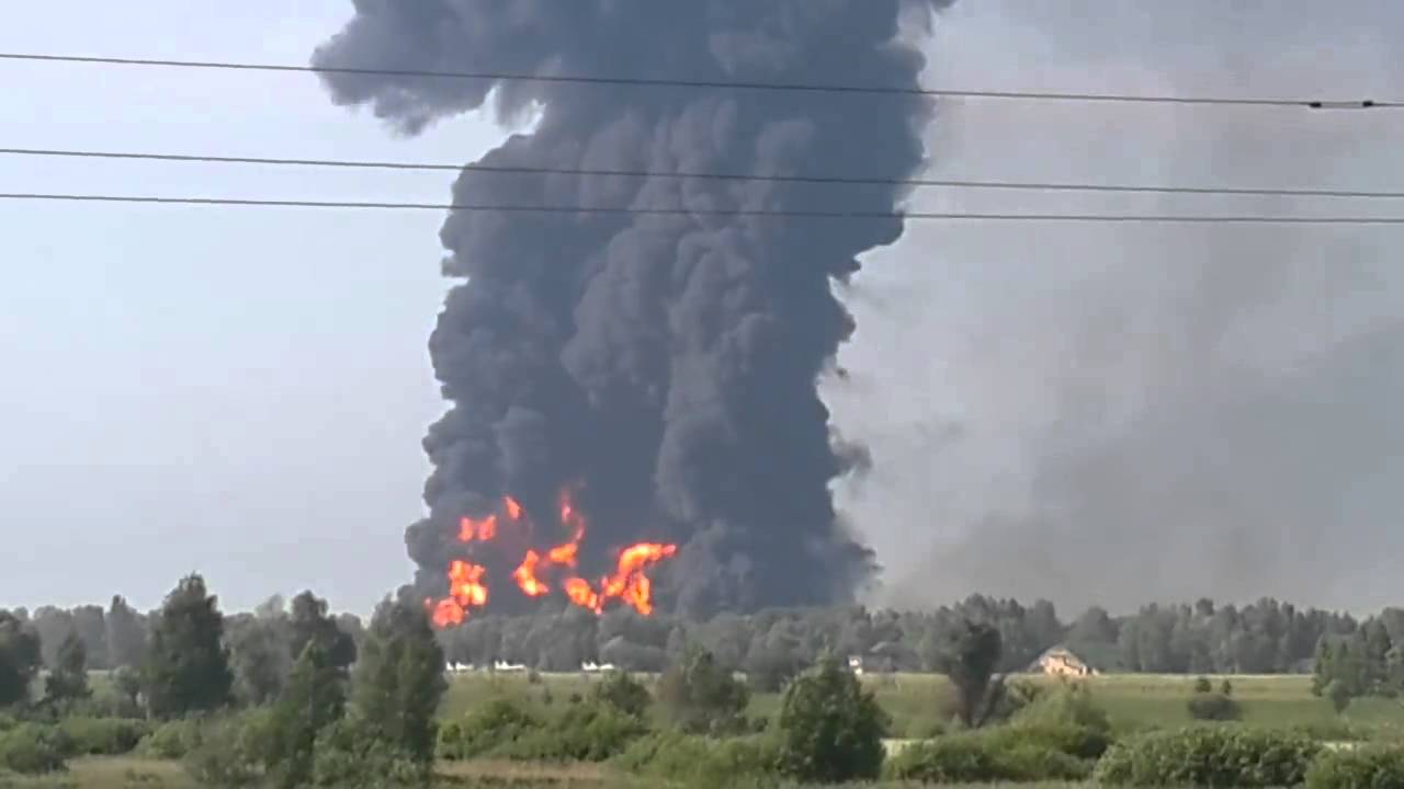 Удар по нефтебазе сегодня. Пожар на нефтехранилище. Пожар на нефтебазе под Киевом. Пожар на нефтебазе под Киевом 2015. Взрыв нефтебазы под Киевом сейчас.