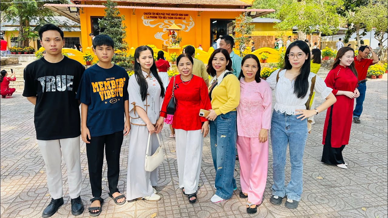 ĐI CHÙA ĐẦU NĂM