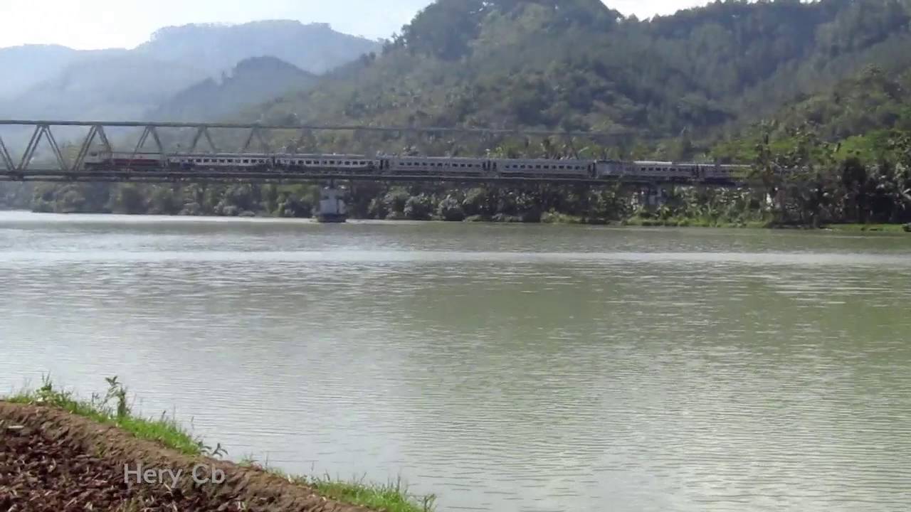 Melintas Cepat Ka Fajar Utama Lewat Jembatan Serayu Rangkaian Lawas