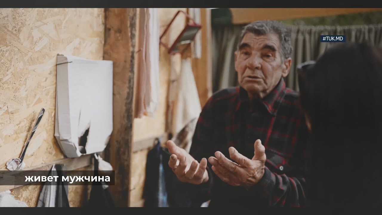 «Ему так удобно». В центре Тараклии живет бездомный мужчина