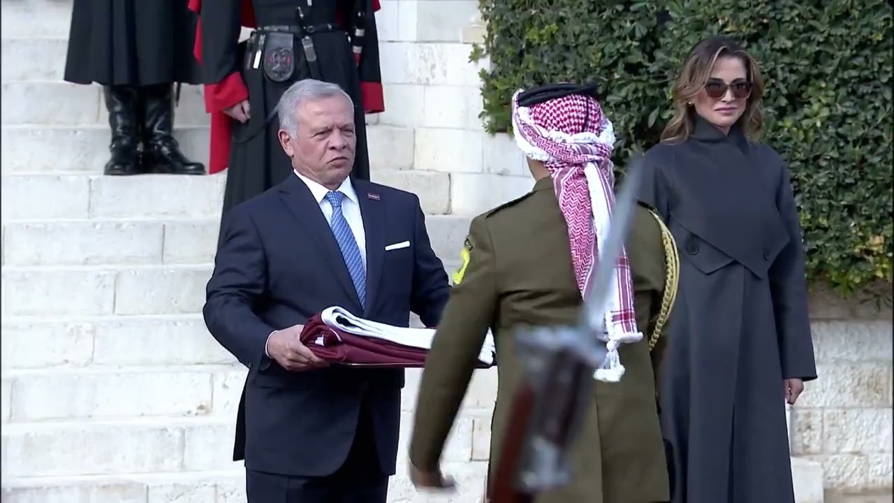 جلالة الملك يشهد مراسم رفع علم 