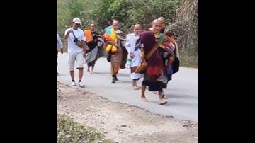 15/12 thầy TMT cùng huynh đệ tiếp tục hành trình bộ hành thật tốt đẹp