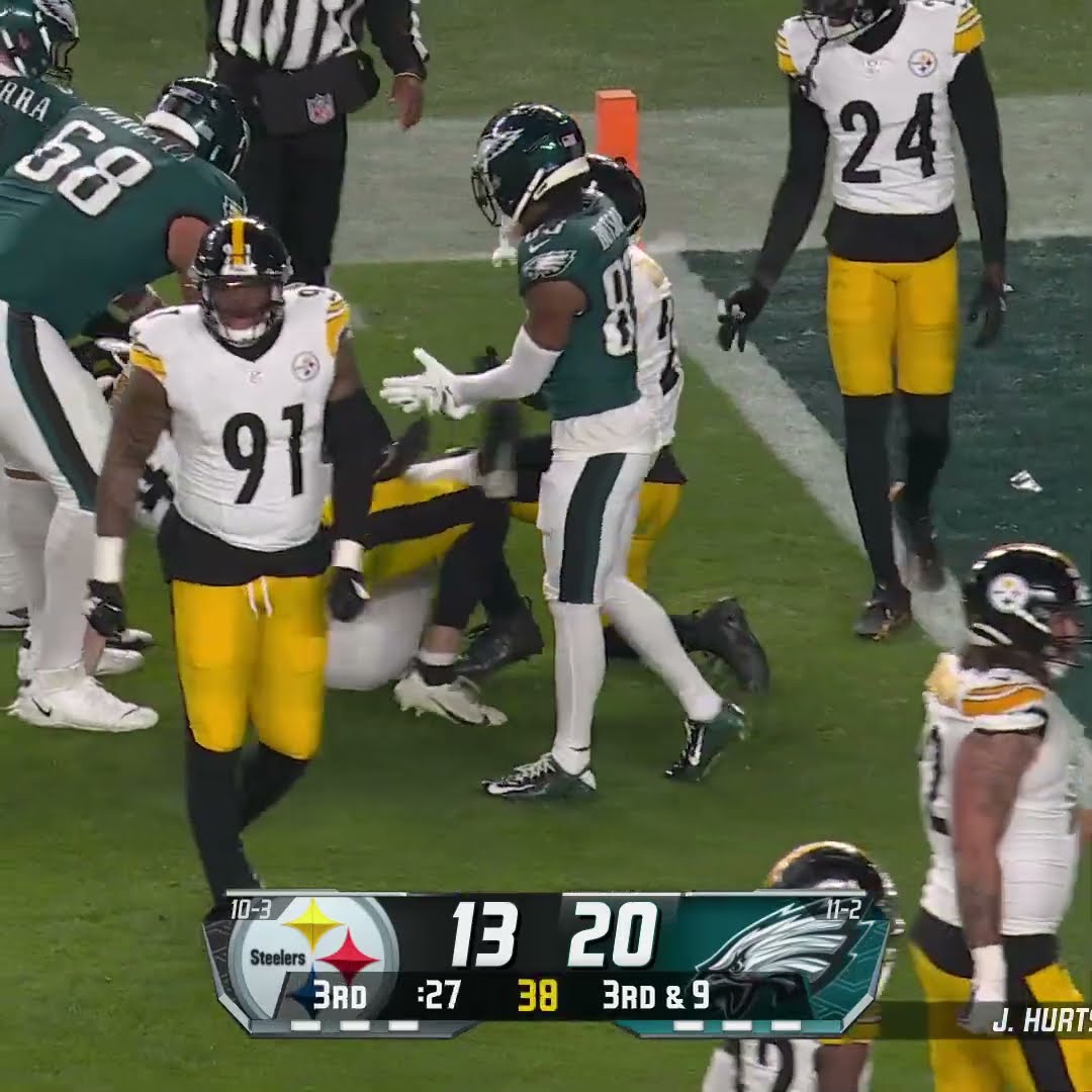Kenneth Gainwell catches for a 14-yard Gain vs. Pittsburgh Steelers
